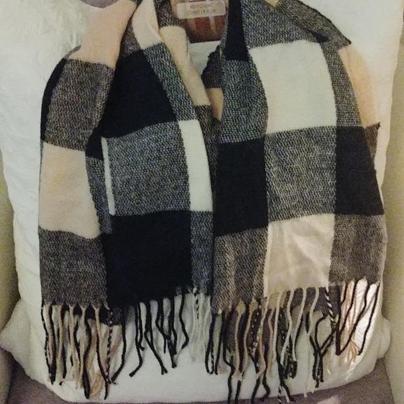🎉2/$16 NEW True North Plaid Soft Check Scarf Black Baby Pink White - Picture 3 of 3